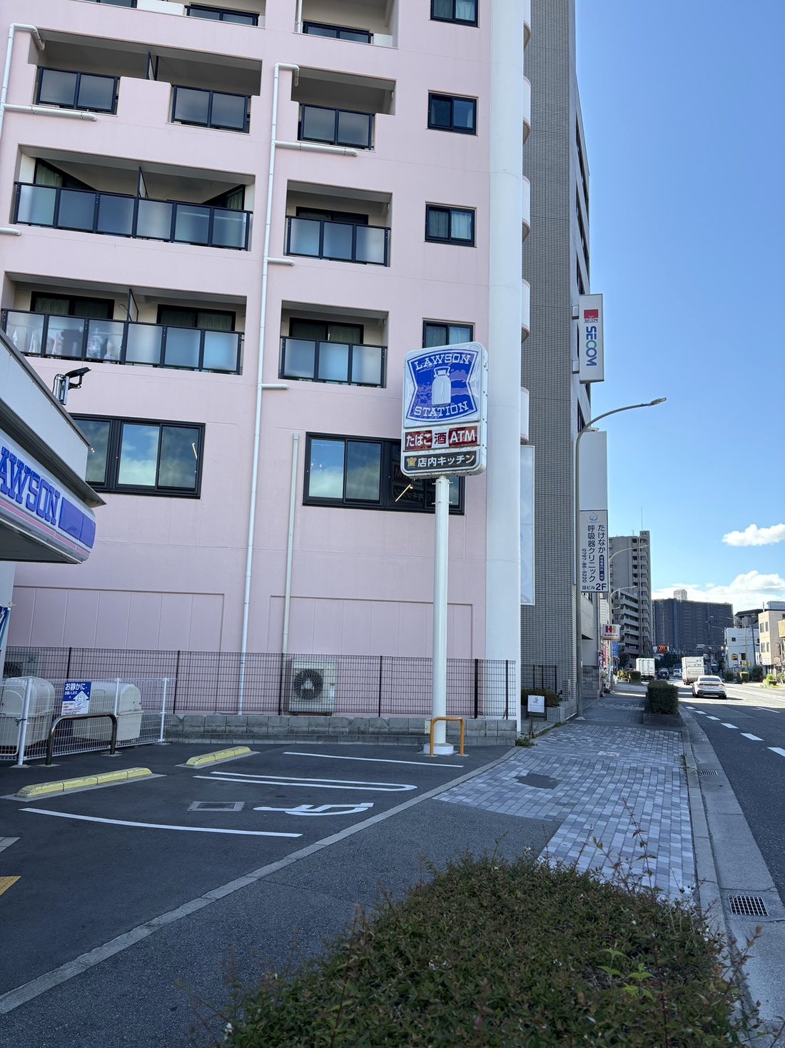 ローソン隣のビル外観