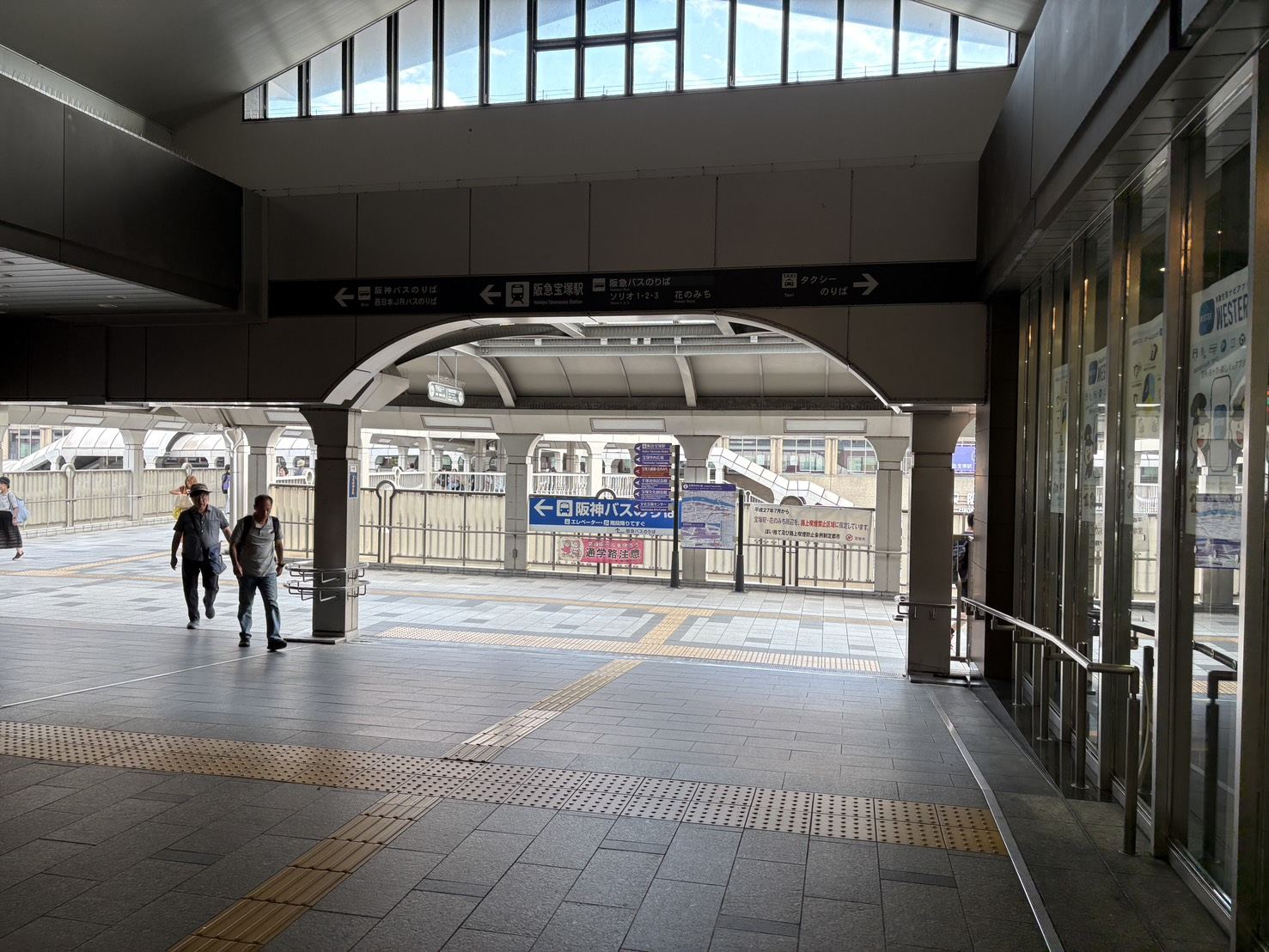 改札を出てすぐ右の連絡通路