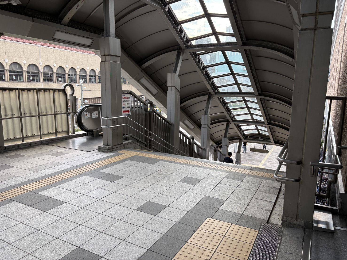 エスカレーター横の階段