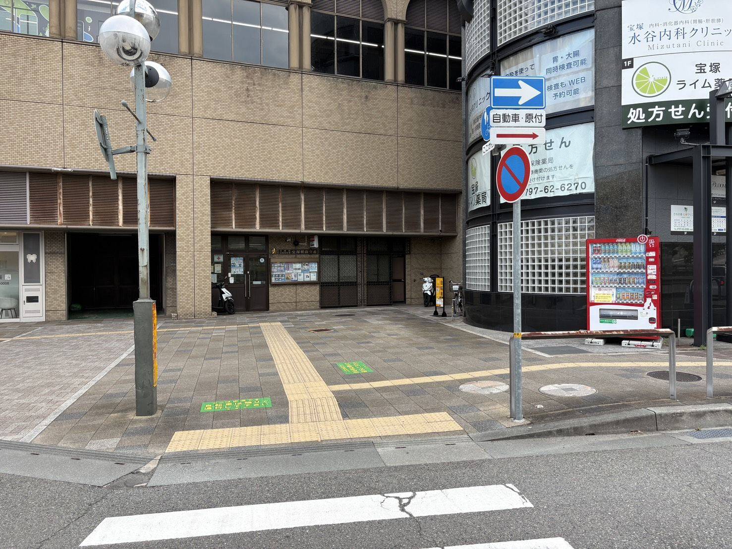 左側の横断歩道