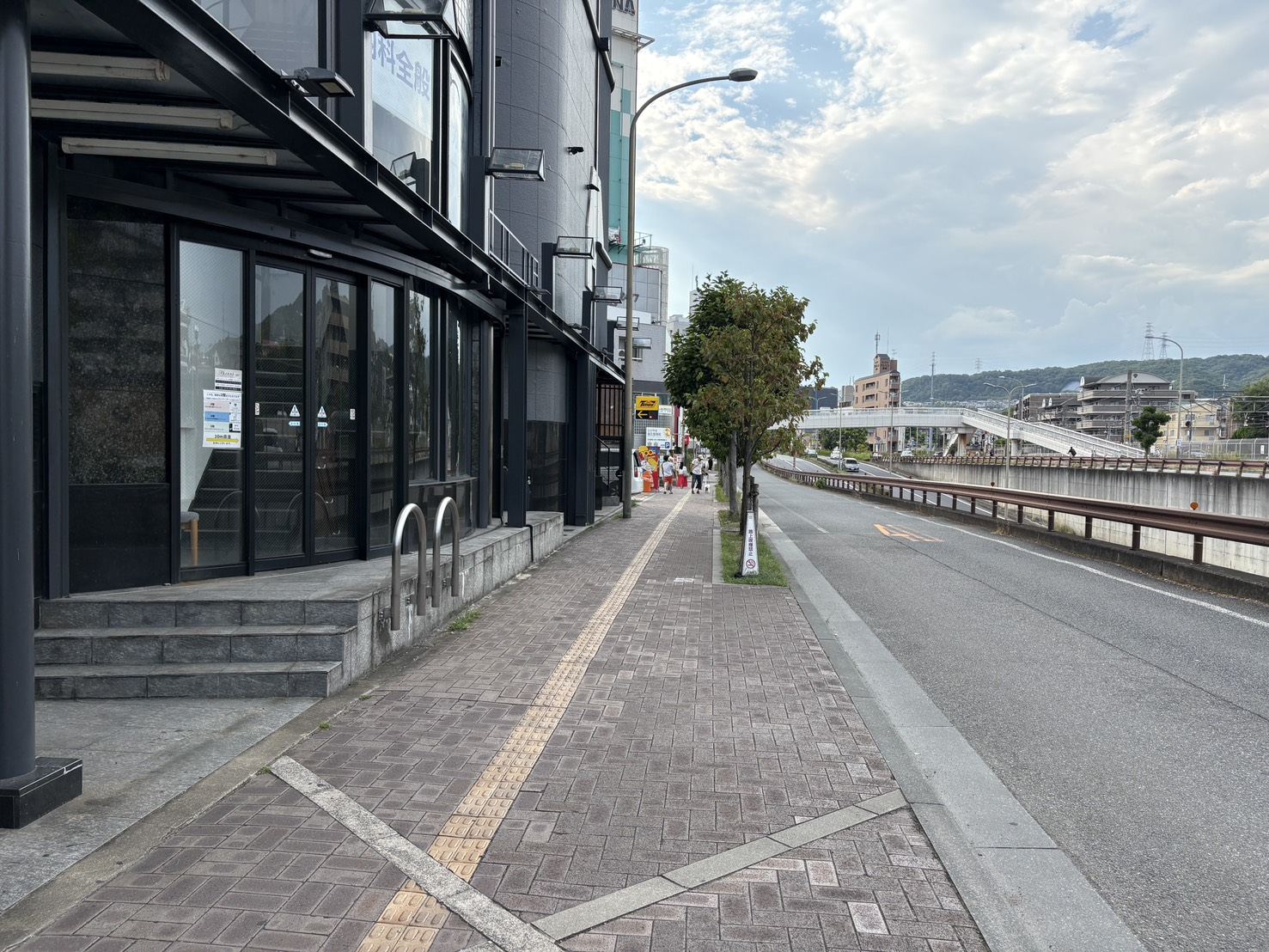渡って右へ・国道176号沿いの歩道