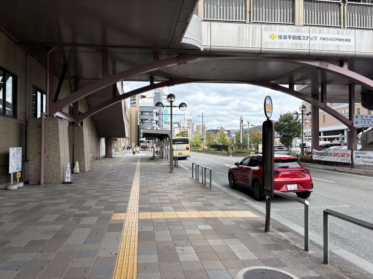 高架沿いの歩道