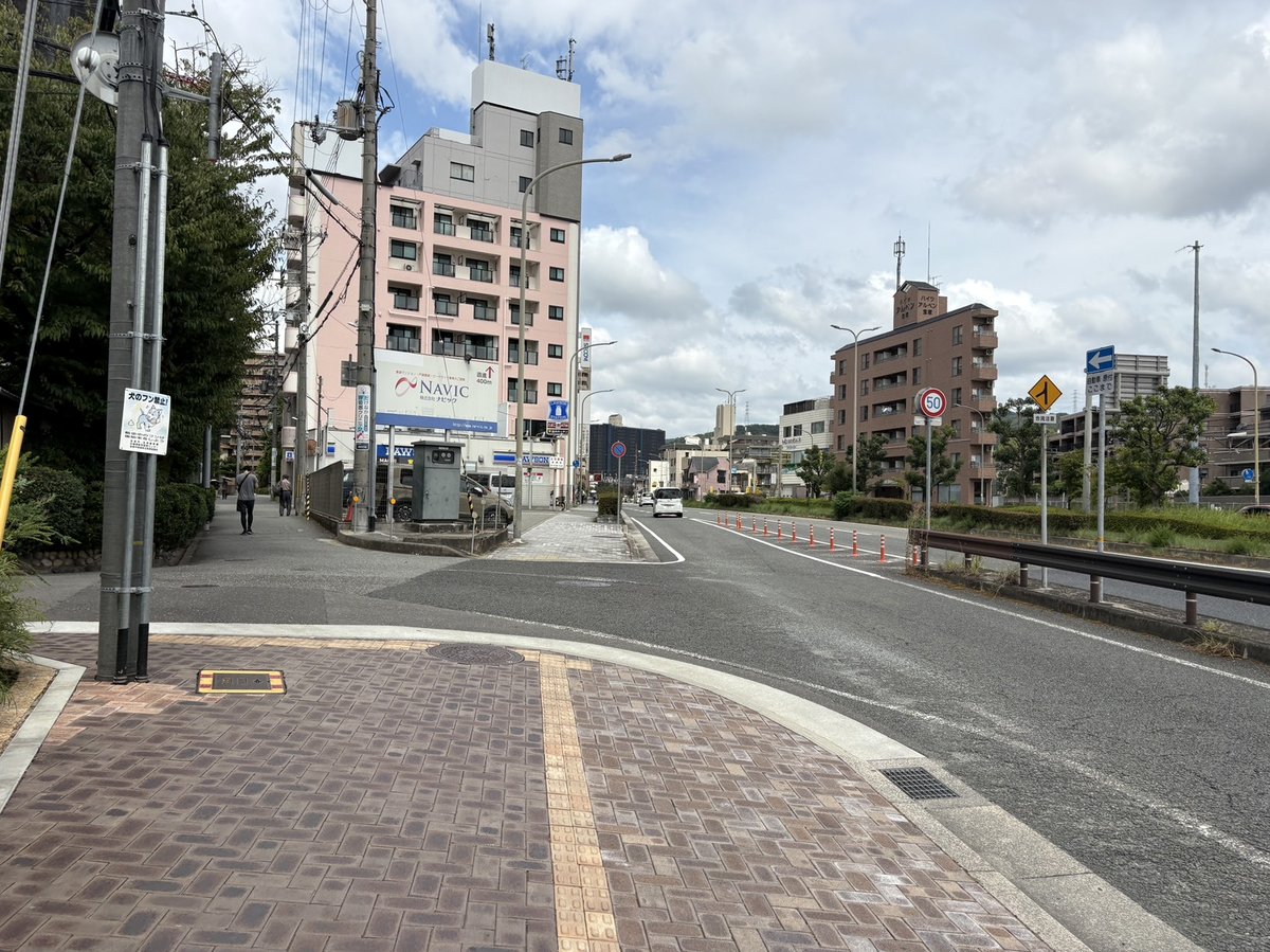 ピンクの建物が正面に